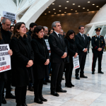 Familiares de víctimas mostrando su indignación durante la ceremonia