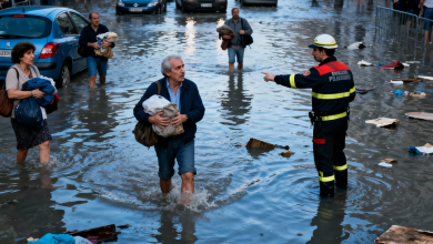 Inundaciones históricas en Sevilla: récord de lluvias, caos urbano y respuesta de emergencias 3 Vista aérea de las calles inundadas en el barrio de la Alameda de Hércules en Sevilla durante la tromba de agua histórica.