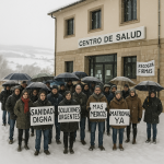 Médico rural atendiendo a pacientes en consulta de zona básica del Nordeste