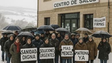 Médico rural atendiendo a pacientes en consulta de zona básica del Nordeste