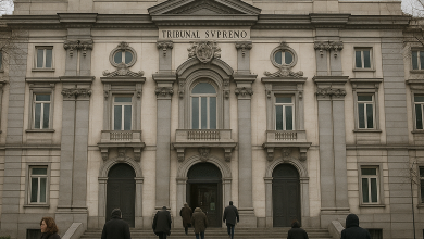 Fachada del Tribunal Supremo en Madrid con personas pasando por delante