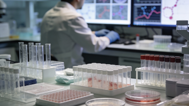 Barbacid abre una vía inédita contra el cáncer de páncreas: una triple terapia lo elimina por completo en ratones 9 Investigador en laboratorio oncológico observando placas de cultivo con células tumorales