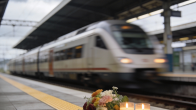 Ramo de flores sobre un andén de tren en señal de duelo tras los accidentes de Adamuz y Gelida
