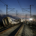 Tren AVE descarrilado en vías con equipos de emergencia trabajando en el lugar