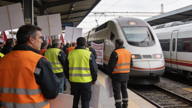 Huelga en Renfe, Adif y Serveo del 9 al 11 de febrero para exigir más seguridad tras los últimos accidentes 10 Trabajadores ferroviarios con chalecos reivindicativos ante un tren detenido en andén