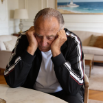 La imagen del rey Juan Carlos que desata preocupación: su entorno admite problemas de salud “bastante serios” Rey Juan Carlos I sentado en Abu Dabi con gesto cansado y ropa informal