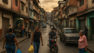 Venezuela, un país agotado por la crisis que llega al ataque de EEUU tras un largo viacrucis económico y político 4 Vista de un barrio popular de Caracas con edificios deteriorados y vecinos en la calle