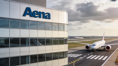 Bruselas da vía libre a Aena para reforzarse en aeropuertos británicos clave para el turismo español 3 Fachada de la sede de Aena y aviones en pista de un aeropuerto europeo