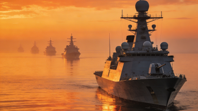 Fragata de guerra navegando en formación en aguas del Golfo Pérsico al atardecer