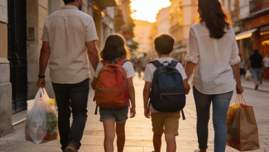 El Gobierno diseña una paga universal de 200 euros al mes por hijo hasta 2030 y la vincula a la lucha contra la pobreza infantil en España. 6 Una familia con niños camina por una calle de una ciudad española al atardecer