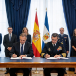 Firma de protocolo entre representantes del Gobierno de Murcia y oficiales de la Armada Española en acto institucional