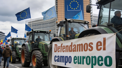 El Parlamento Europeo blinda a los agricultores europeos ante el acuerdo UE‑Mercosur con un “freno de mano” rápido para productos sensibles como carne, azúcar o cítricos. 5 Tractor de un agricultor español frente a la sede del Parlamento Europeo en Bruselas