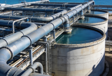 La CHS consolida por primera vez el reparto de agua desalada de Escombreras: qué se concede, a quién y por qué importa también fuera de Murcia 19 Vista de la desaladora de Escombreras junto al mar con tuberías y depósitos de agua