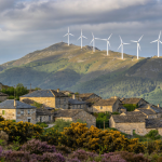 Aerogeneradores en paisaje gallego con fondos de compensación ambiental