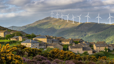 Aerogeneradores en paisaje gallego con fondos de compensación ambiental