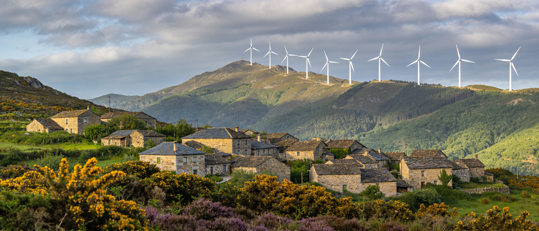 Aerogeneradores en paisaje gallego con fondos de compensación ambiental