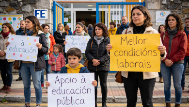 Más de setenta personas se concentraron a las puertas del centro educativo Rosalía de Castro en apoyo a la cocinera expedientada por alertar sobre un presunto maltrato a una menor 8 Concentración de personas frente a entrada de escuela infantil en protesta por sanción a trabajadora