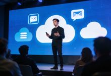 Pável Durov hablando en un escenario ante una pantalla con iconos de mensajería