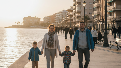 Familia ucraniana paseando por el paseo marítimo de Torrevieja al atardecer